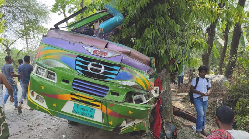 গাছের সঙ্গে বাসের ধাক্কা, প্রাণ গেল ৩ জনের