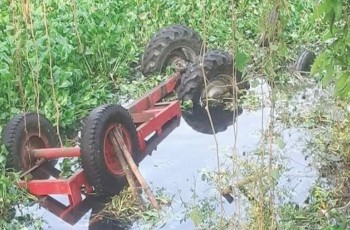 ইটবোঝাই ট্রাক্টর উল্টে খালে, নিহত ৩